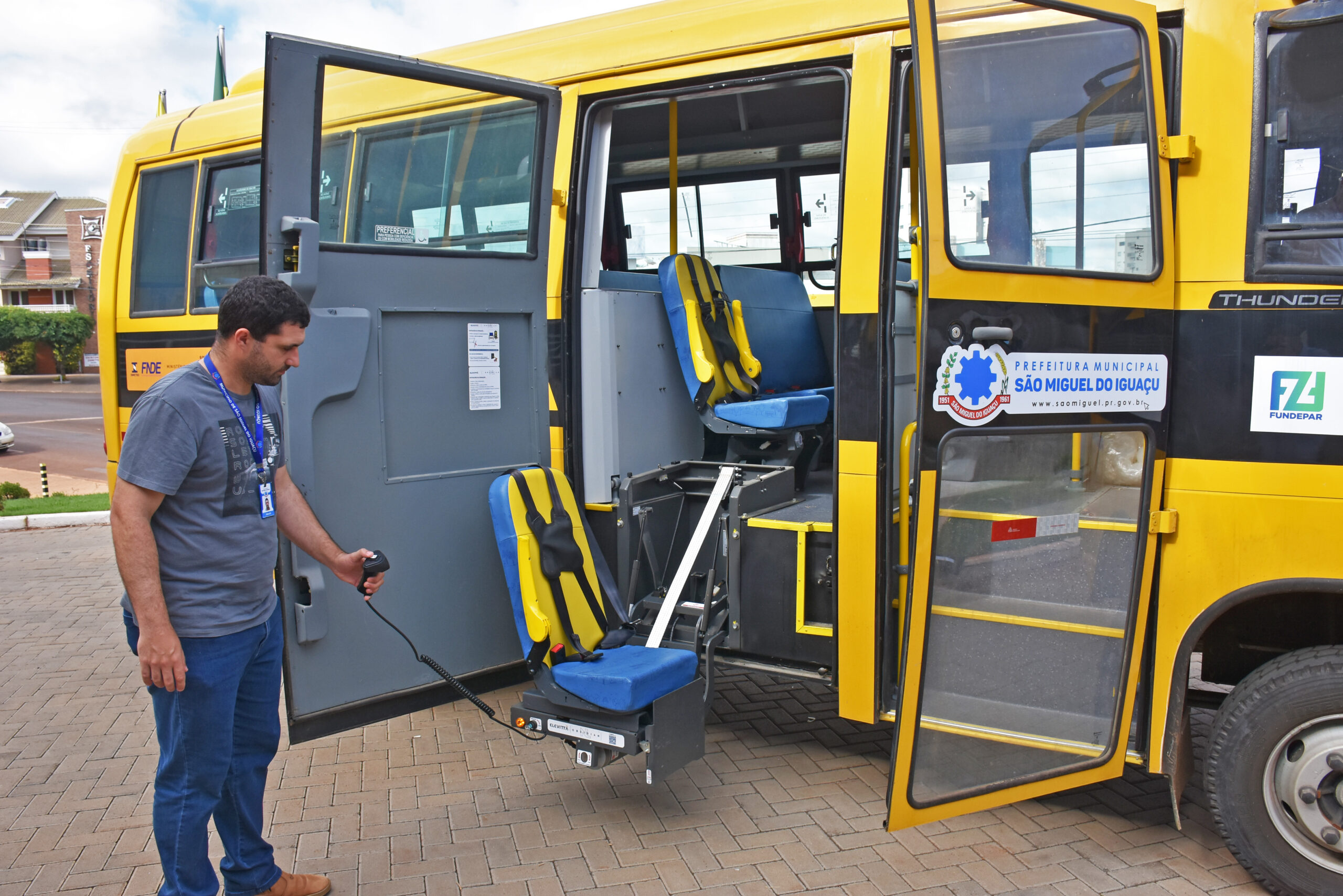 São Miguel do Iguaçu recebe ônibus novo para o transporte de estudantes