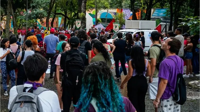 Ato público em Foz do Iguaçu pede o fim da jornada 6por1