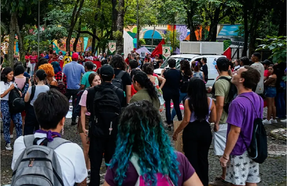 Ato público em Foz do Iguaçu pede o fim da jornada 6por1
