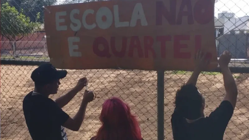 Comunidade vence Ratinho Junior e diz não à militarização e privatização de escolas