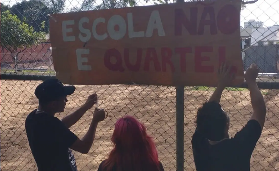 Comunidade vence Ratinho Junior e diz não à militarização e privatização de escolas