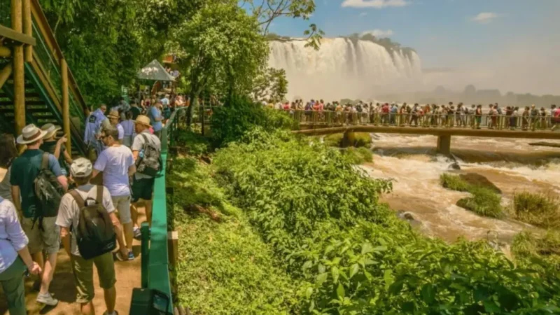 Foz do Iguaçu lidera crescimento histórico e Paraná atinge marca inédita de 1 milhão de turistas estrangeiros