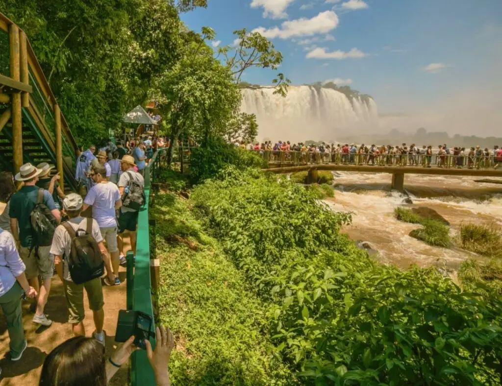 Foz do Iguaçu lidera crescimento histórico e Paraná atinge marca inédita de 1 milhão de turistas estrangeiros