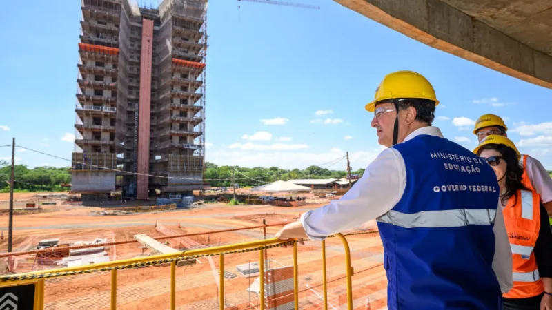 Ministro da Educação destaca parceria da Itaipu em visita às obras da Unila