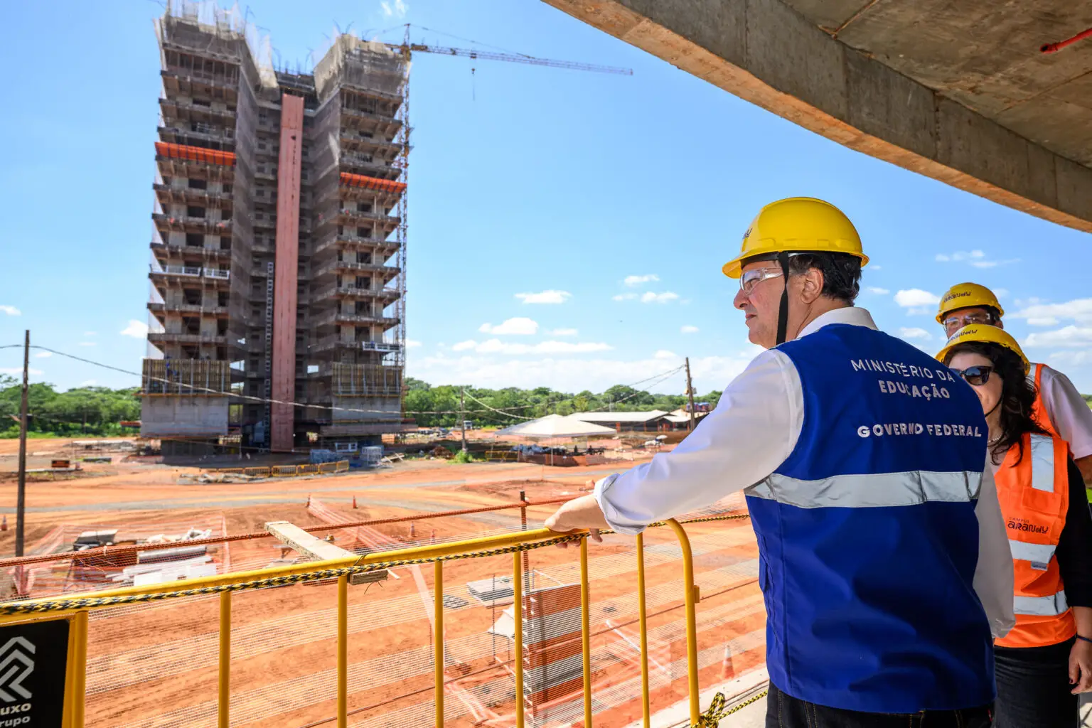 Ministro da Educação destaca parceria da Itaipu em visita às obras da Unila
