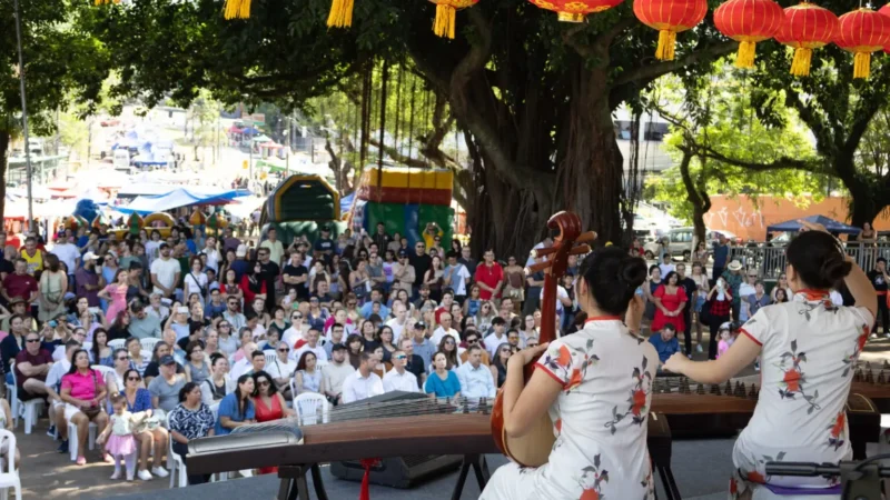 Na Praça da Paz mais de 800 pessoas reunidas para celebrar o Ano Novo Chinês 2026