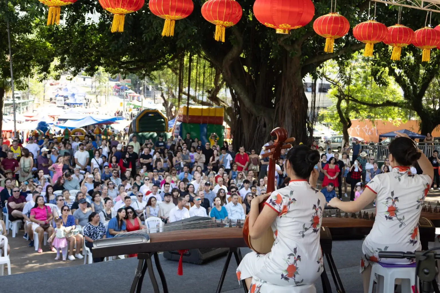 Na Praça da Paz mais de 800 pessoas reunidas para celebrar o Ano Novo Chinês 2026