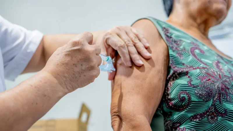 Mais de 1,8 mil doses são aplicadas no início da campanha de vacinação contra a gripe em Foz