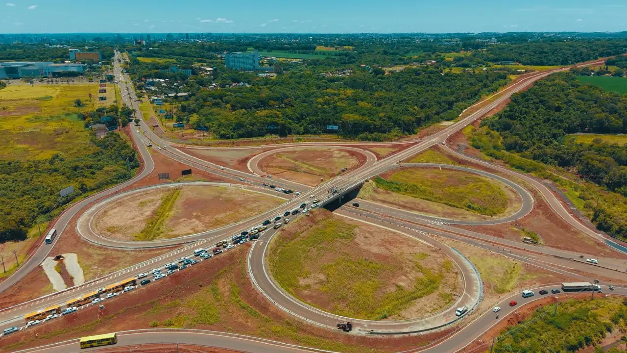 Com foco na segurança viária, EPR Iguaçu executa mudanças em vias marginais e reforça sinalização de acesso à Perimetral Leste
