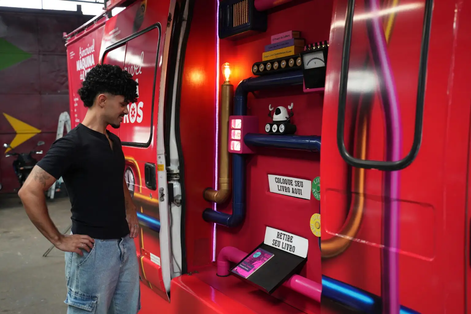 Foz do Iguaçu recebe “A Incrível Máquina de Livros” com troca gratuita de obras na Praça Getúlio Vargas