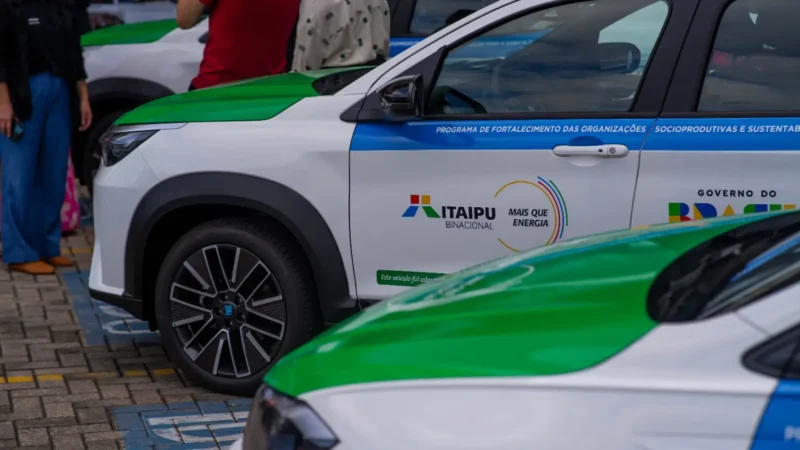 Itaipu fortalece agricultura familiar do Paraná com entrega de veículos à Fetaep