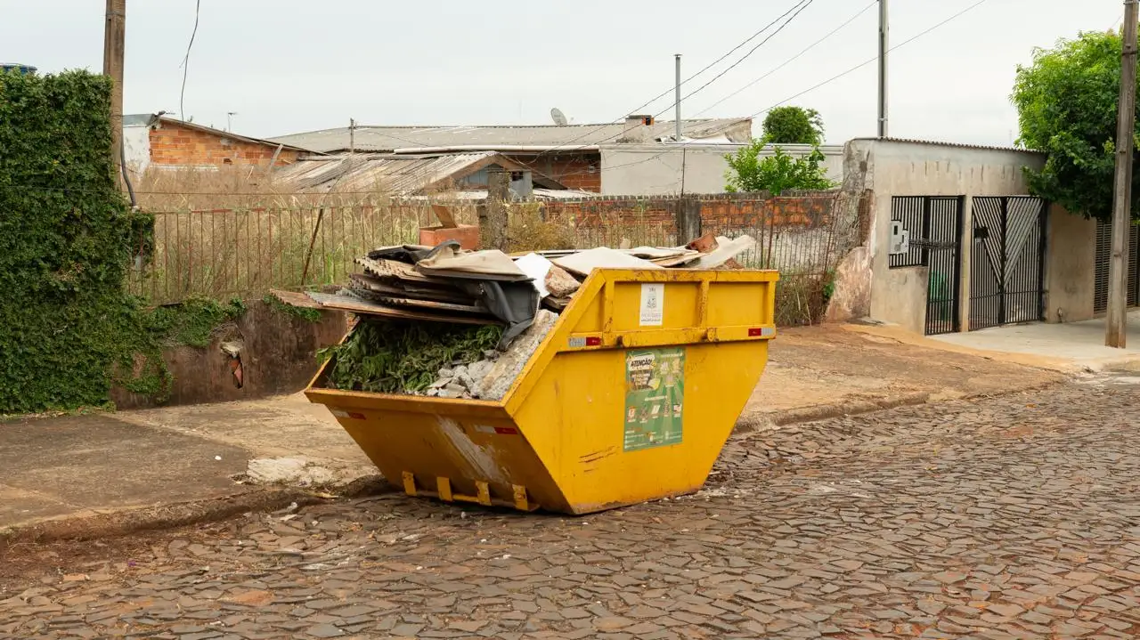 Programa de caçambas facilita o descarte de entulho em bairros de Foz do Iguaçu