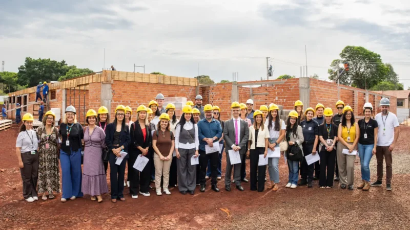 Representantes federais visitam obra da Casa da Mulher Brasileira, em Foz