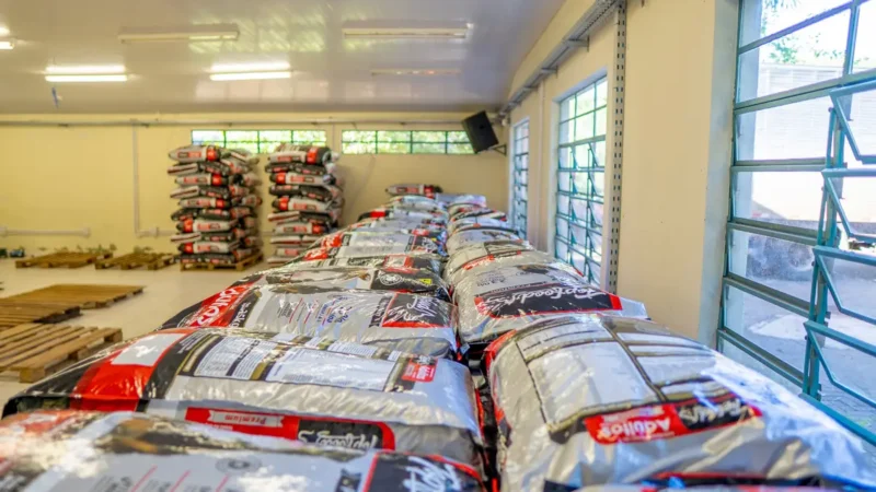 Diretoria de Bem-Estar Animal recebe 29,5 toneladas de ração que serão entregues para protetores cadastrados