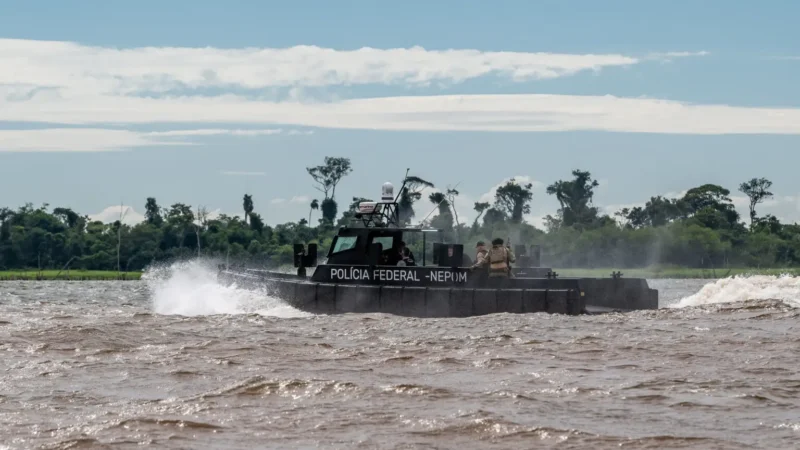 Nova lancha blindada da PF reforça a segurança no reservatório de Itaipu