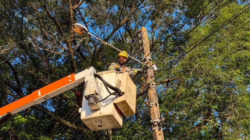 Mais de 770 pontos de iluminação pública de Foz do Iguaçu recebem manutenção em uma semana