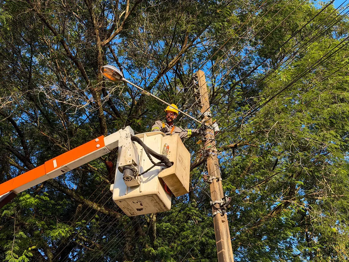 Mais de 770 pontos de iluminação pública de Foz do Iguaçu recebem manutenção em uma semana