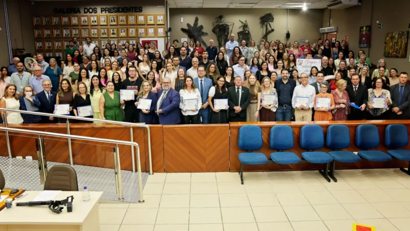 Câmara homenageia profissionais com o Prêmio Destaque da Educação