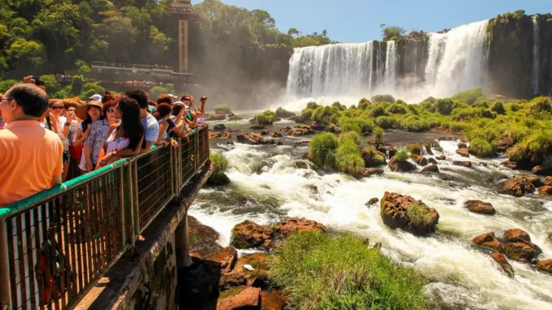 Foz do Iguaçu registra crescimento no turismo com alta de 23,6% no aeroporto e avanço na ocupação hoteleira