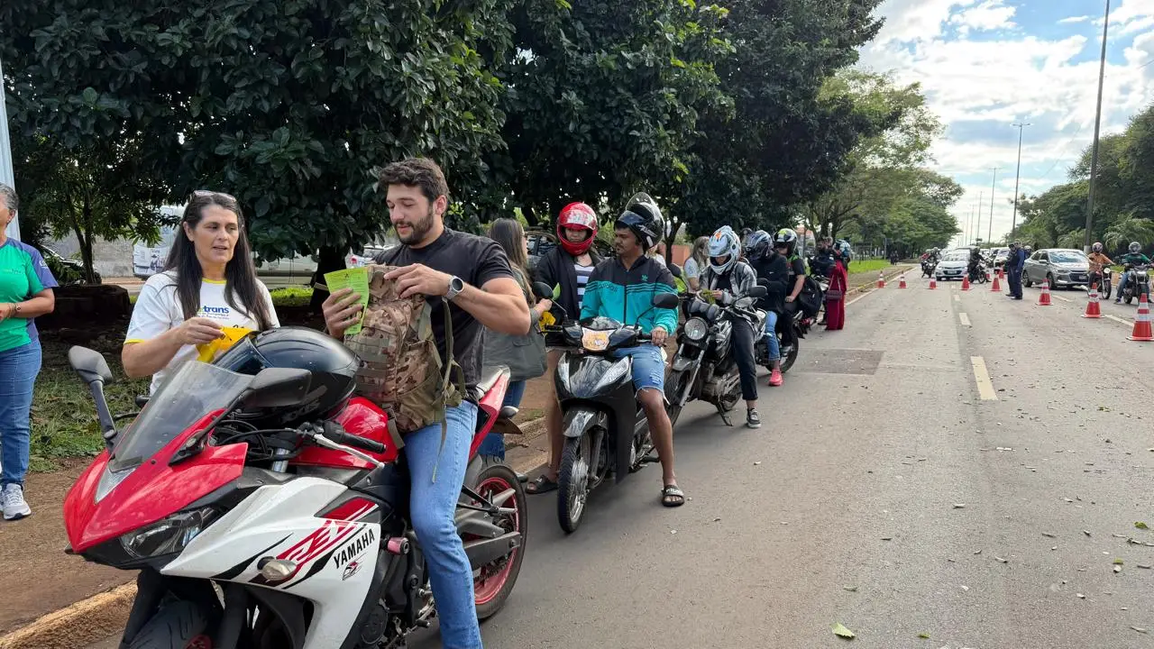 Campanha Maio Amarelo começa com blitz educativa de motociclistas