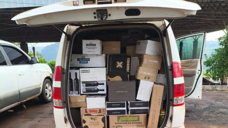 PF, PM e Receita Federal apreendem quatro veículos e mercadorias na fronteira em Foz do Iguaçu/PR