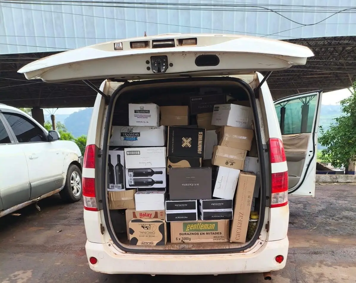 PF, PM e Receita Federal apreendem quatro veículos e mercadorias na fronteira em Foz do Iguaçu/PR