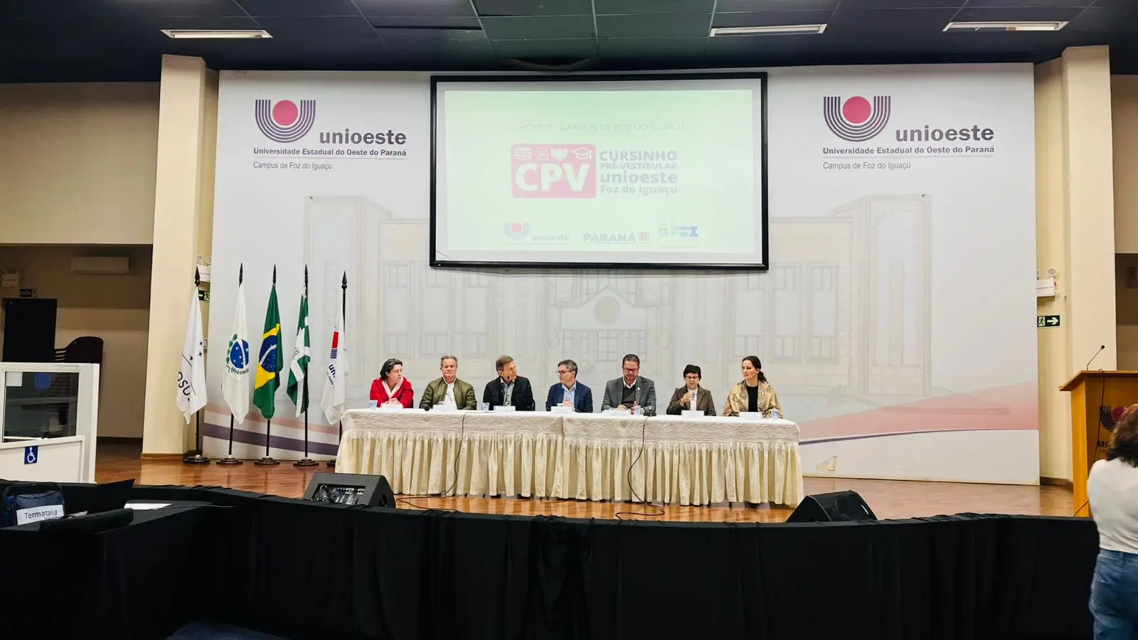 Prefeitura formaliza parceria com a Unioeste para cursinho pré-vestibular gratuito