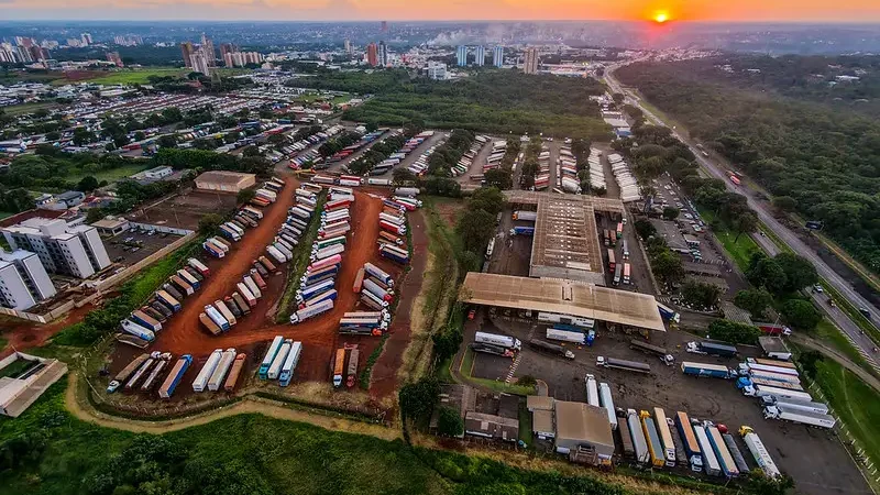 Trânsito em avenidas de Foz do Iguaçu fica mais seguro após alteração de rota de caminhões