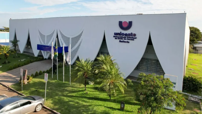 Unioeste abre seleção para contratação de profissionais com salários de até R$ 7,6 mil