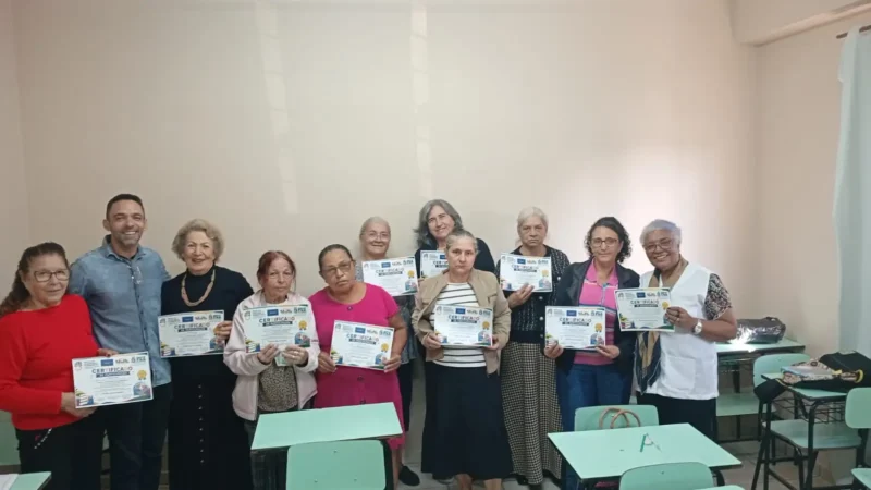 Alunos do programa Brasil Alfabetizado recebem certificados de participação