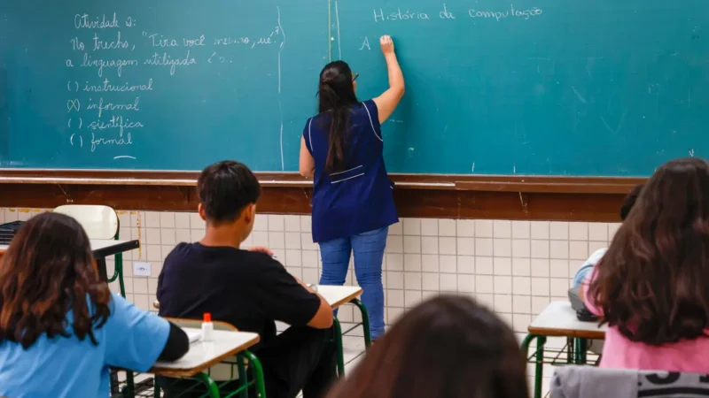 Estado do Paraná nomeia 917 professores aprovados em concurso para a rede estadual