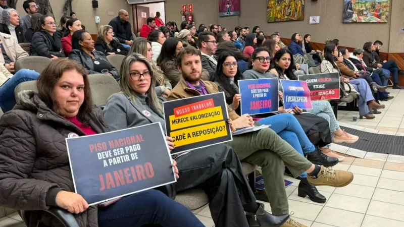 Profissionais da educação municipal fazem manifestações durante audiência pública