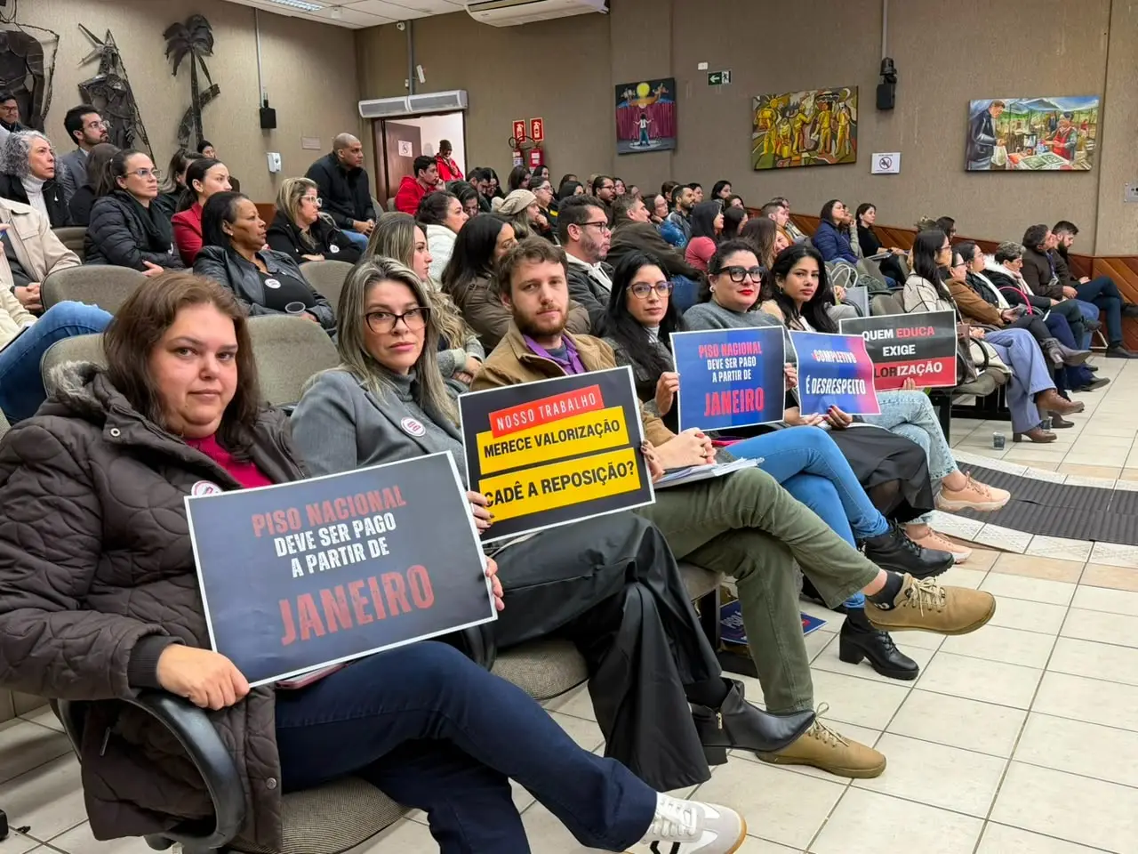 Profissionais da educação municipal fazem manifestações durante audiência pública