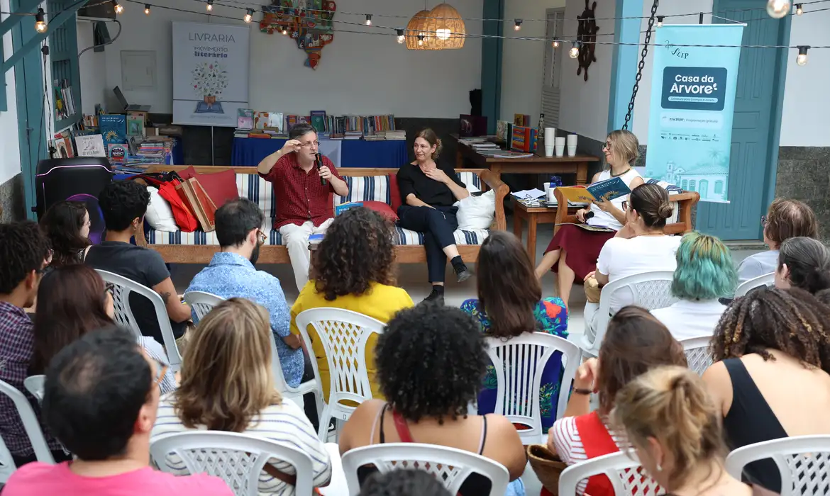 Poesia na infância alimenta sensibilidade, afirma escritor